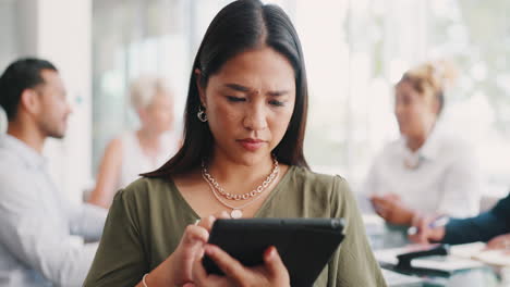 Tableta,-Comunicación-O-Mujer-Asiática-En-Reunión