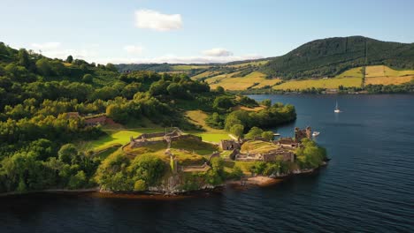 el guardián del lago ness: perspectivas aéreas del castillo de urquhart, tierras altas escocesas