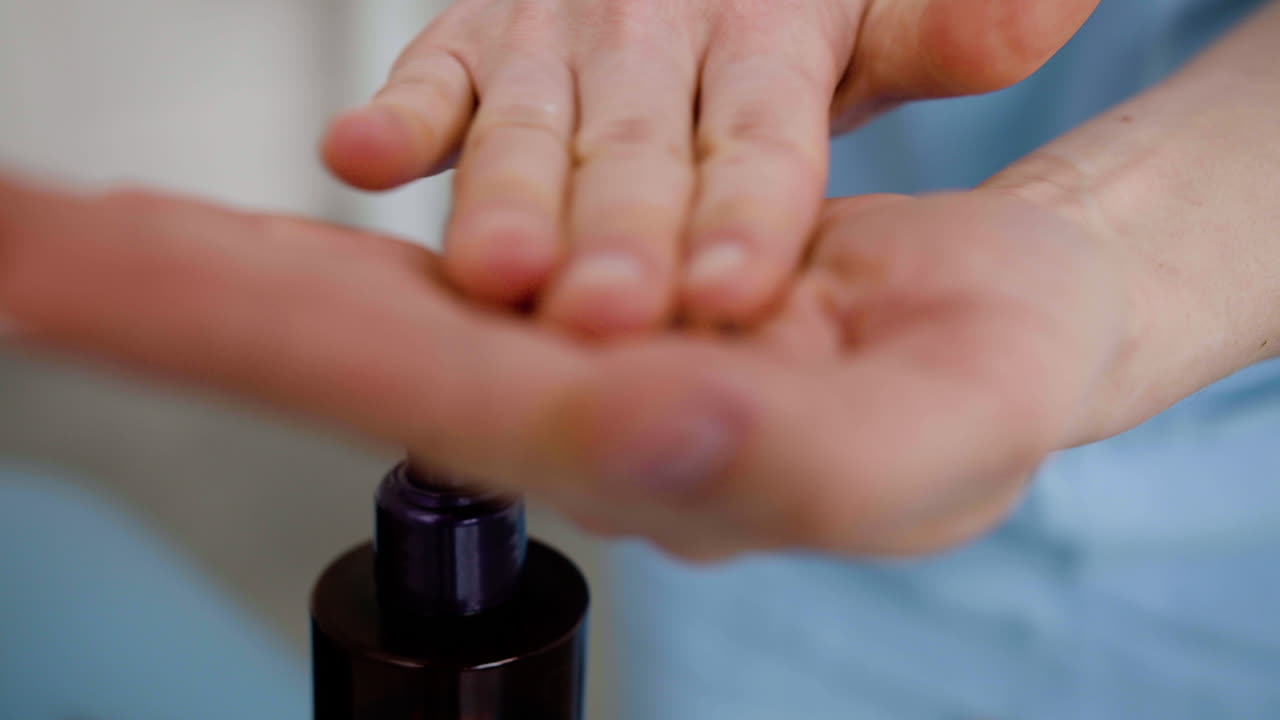 fisioterapeuta usando aceite de masaje.