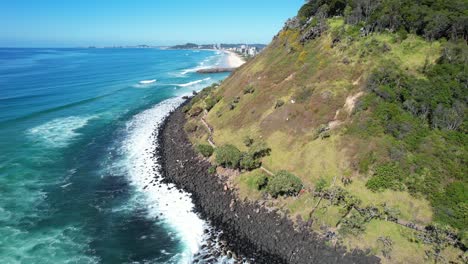 Olas-Rompiendo-Contra-La-Costa-Rocosa-De-Burleigh-Heads-En-Gold-Coast,-Queensland,-Australia---Disparo-De-Drones