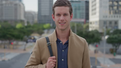 Retrato-Ambicioso-Joven-Hombre-De-Negocios-Sonriendo-Disfrutando-De-Un-Estilo-De-Vida-Urbano-Profesional-En-La-Ciudad-Exitoso-Ejecutivo-Masculino-En-Cámara-Lenta