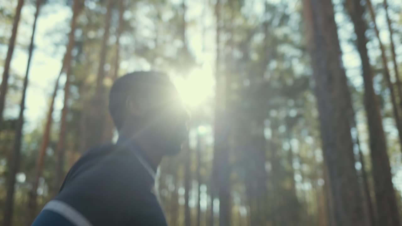 hombre corriendo en el bosque