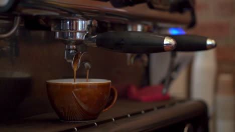 Primer-Plano-De-Una-Máquina-Profesional-Que-Vierte-Café-En-Una-Taza,-Concepto-De-Cafetería