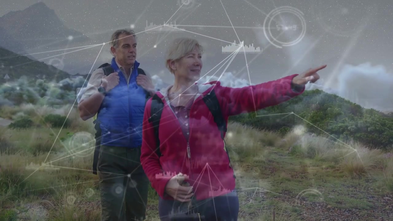 Donna escursionista che indica la cresta, uomo escursionista che si avvicina, HUD di rete tecnologica che mostra la guida del percorso