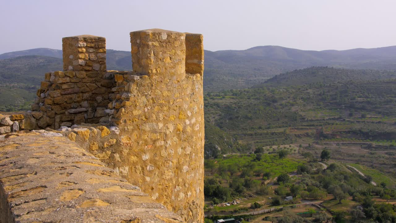 vista estática de los restos de una antigua torre de castillo medieval de una colina en cervera del maestre, provincia de castellon, españa