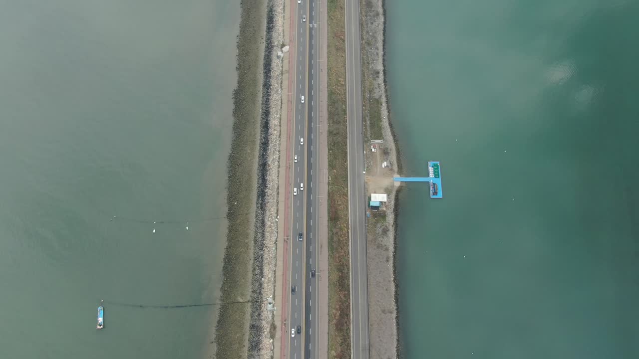 바다를 가르는 방파제 도로