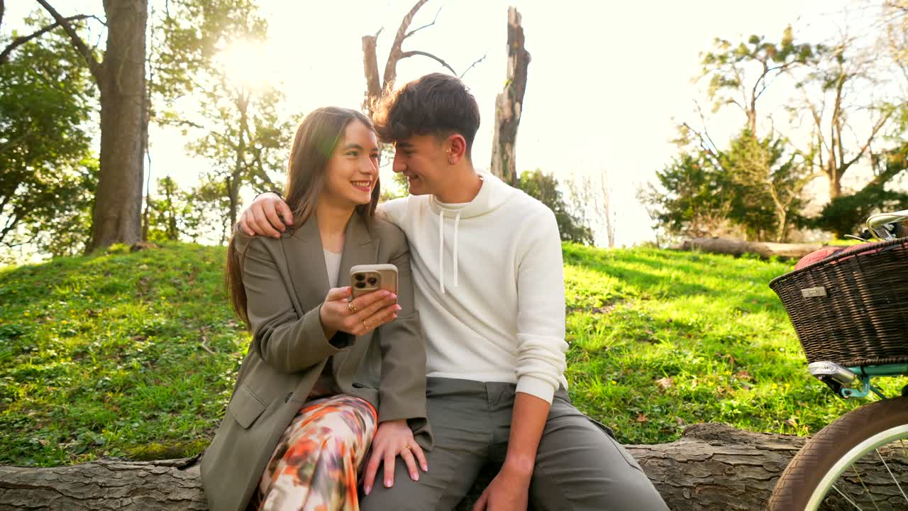 공원에서 전화를 사용하는 커플
