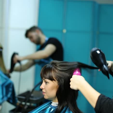 estilista profesional que trabaja con el cliente