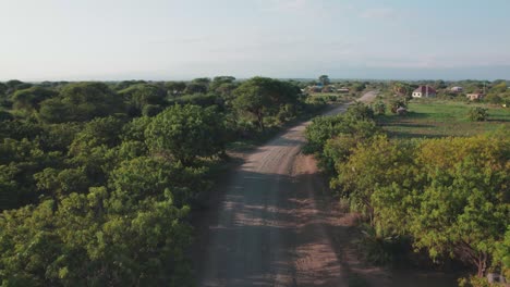 paisaje de las granjas y el camino en la aldea de chemka