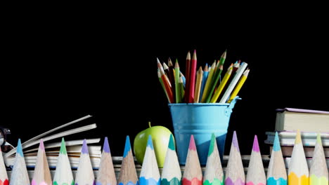 animación de lápices sobre artículos escolares sobre un fondo negro