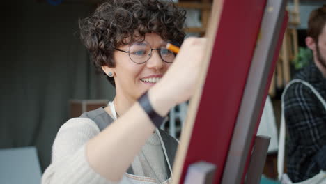 mujer pintando en un estudio de arte