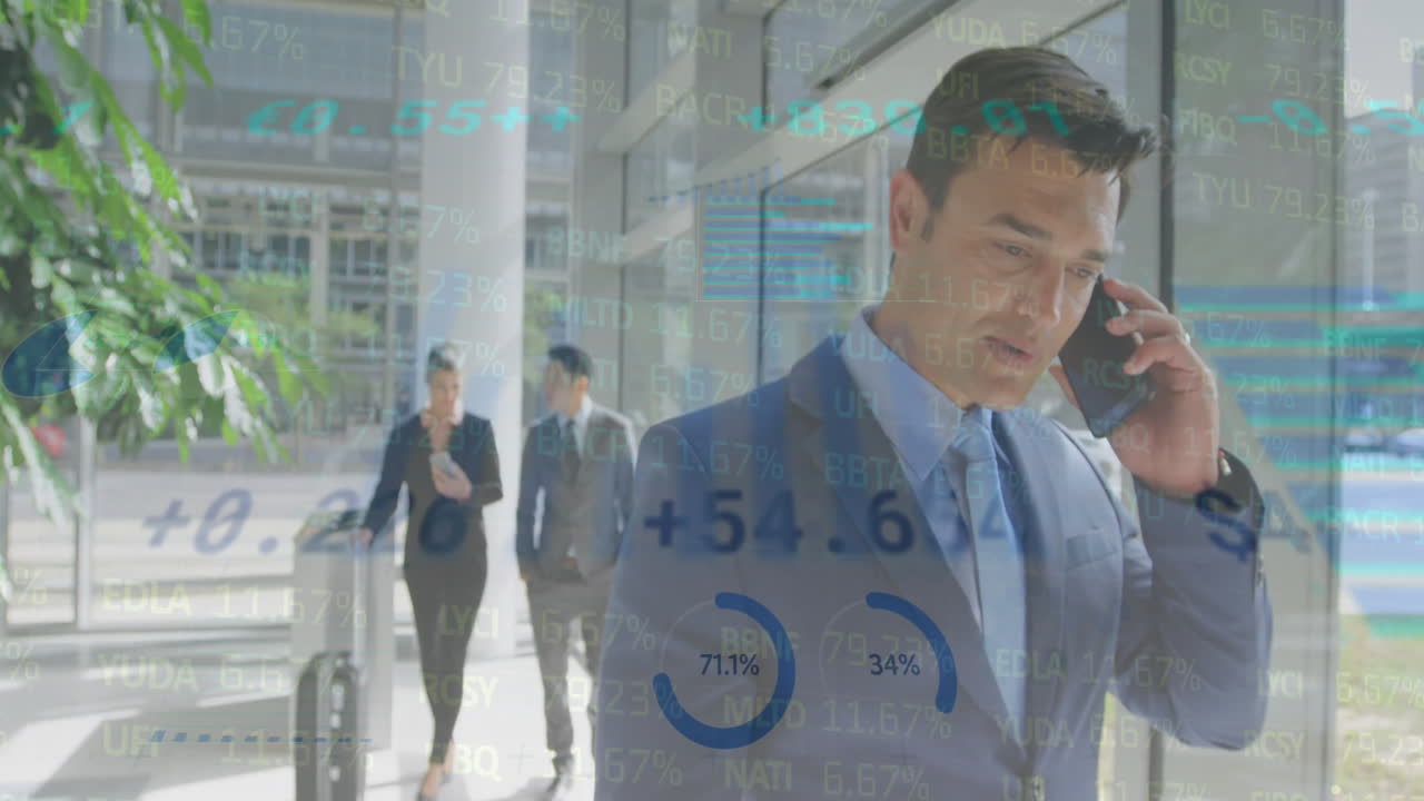 카우카시안 사업가 스마트폰으로 이야기하는 차트 및 데이터 처리 애니메이션