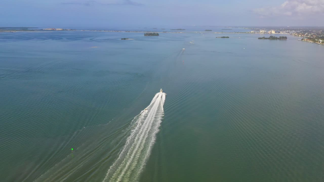 imágenes de drones sobre el centro de dunedin, puerto deportivo de florida con barcos y el golfo de méxico y la bahía de tampa