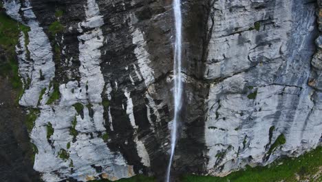vuelo cinematográfico en la cascada de los alpes