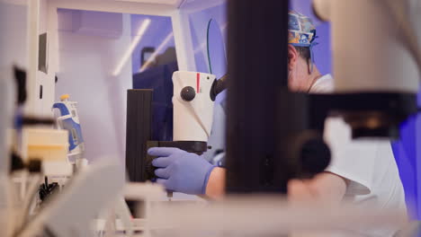 científico usando el microscopio en el laboratorio