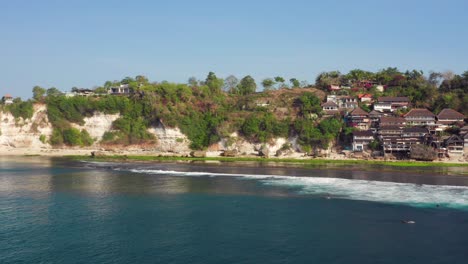 el spot de surf de bingin en los acantilados de uluwatu durante un día soleado