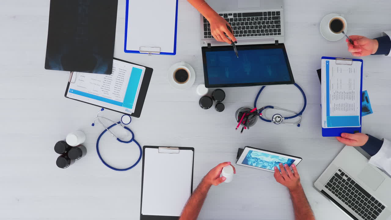 vista de arriba de los médicos del equipo teniendo una conferencia