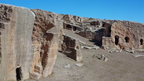 ruinas de edificios tallados en la roca en un día soleado en la antigua ciudad de dara en mesopotamia, mardin, turquía