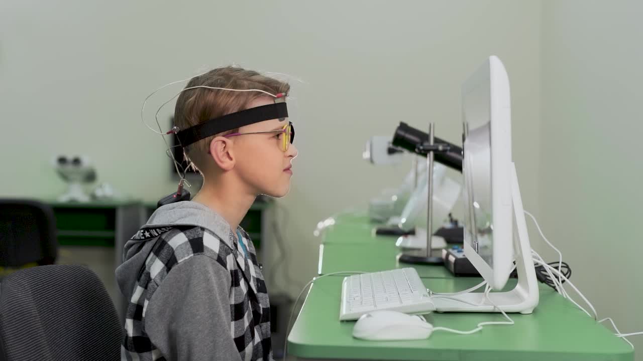 el chico está haciendo ejercicios para mejorar la visión