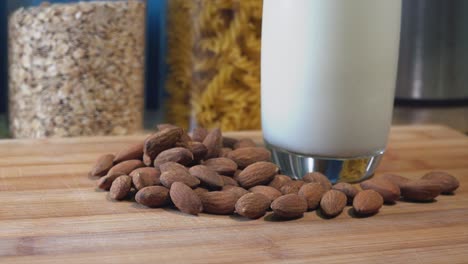 toma deslizante de almendras y leche de almendras que se enfoca