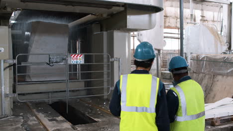 trabajadores en una fábrica de mármol