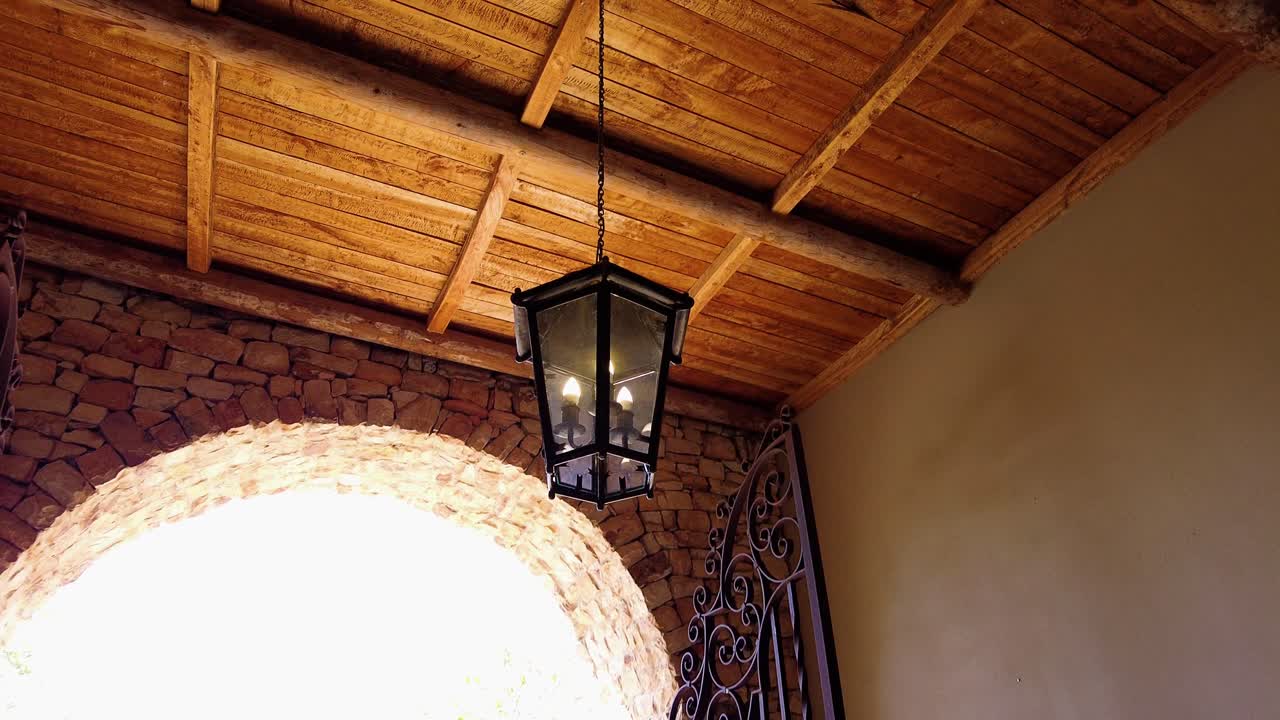 luz de lámpara vintage en el antiguo edificio con techo de madera