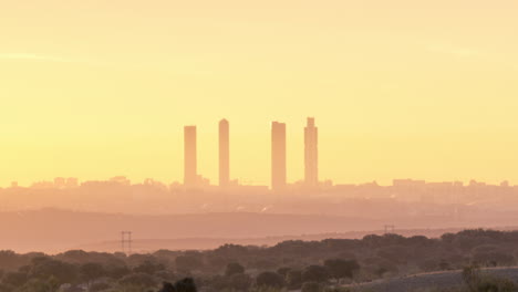 Timelapse-of-a-beautiful-sunrise-in-Madrid,-Spain