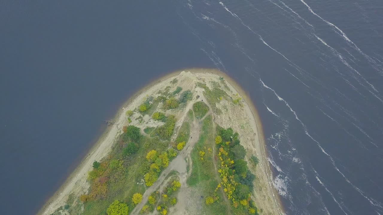 воздушный вид на изгиб реки с осенней лиственницей