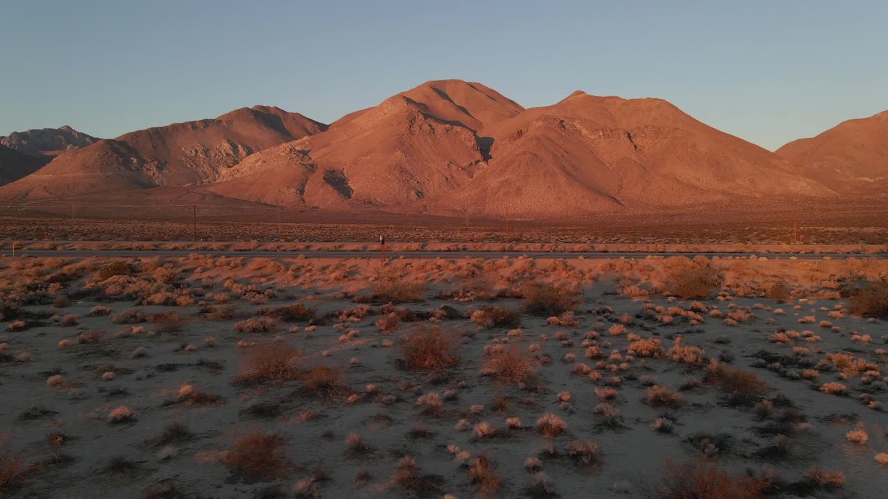 vista aérea del paisaje desértico durante la hora dorada en california