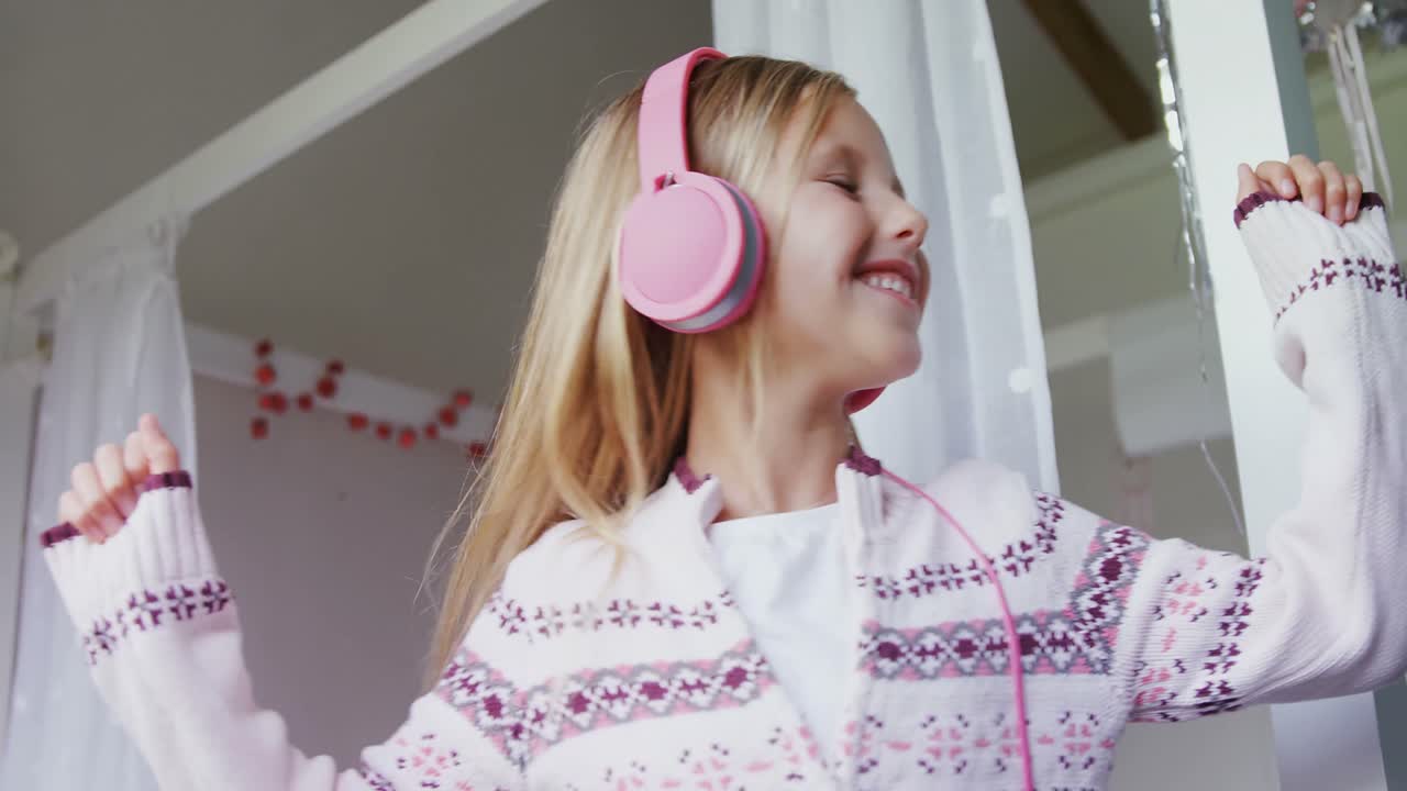 4k 음악을 들으면서 춤추는 행복한 소녀