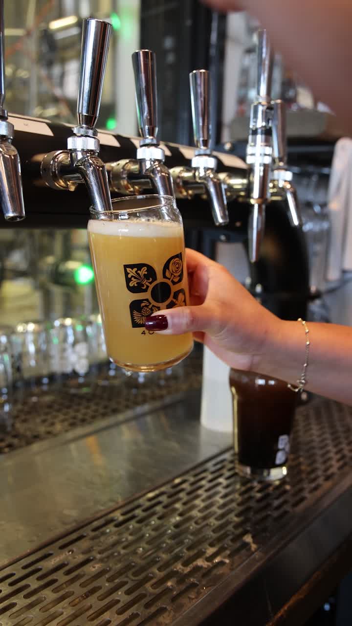Primo piano di una birra che viene versata in un bicchiere.
