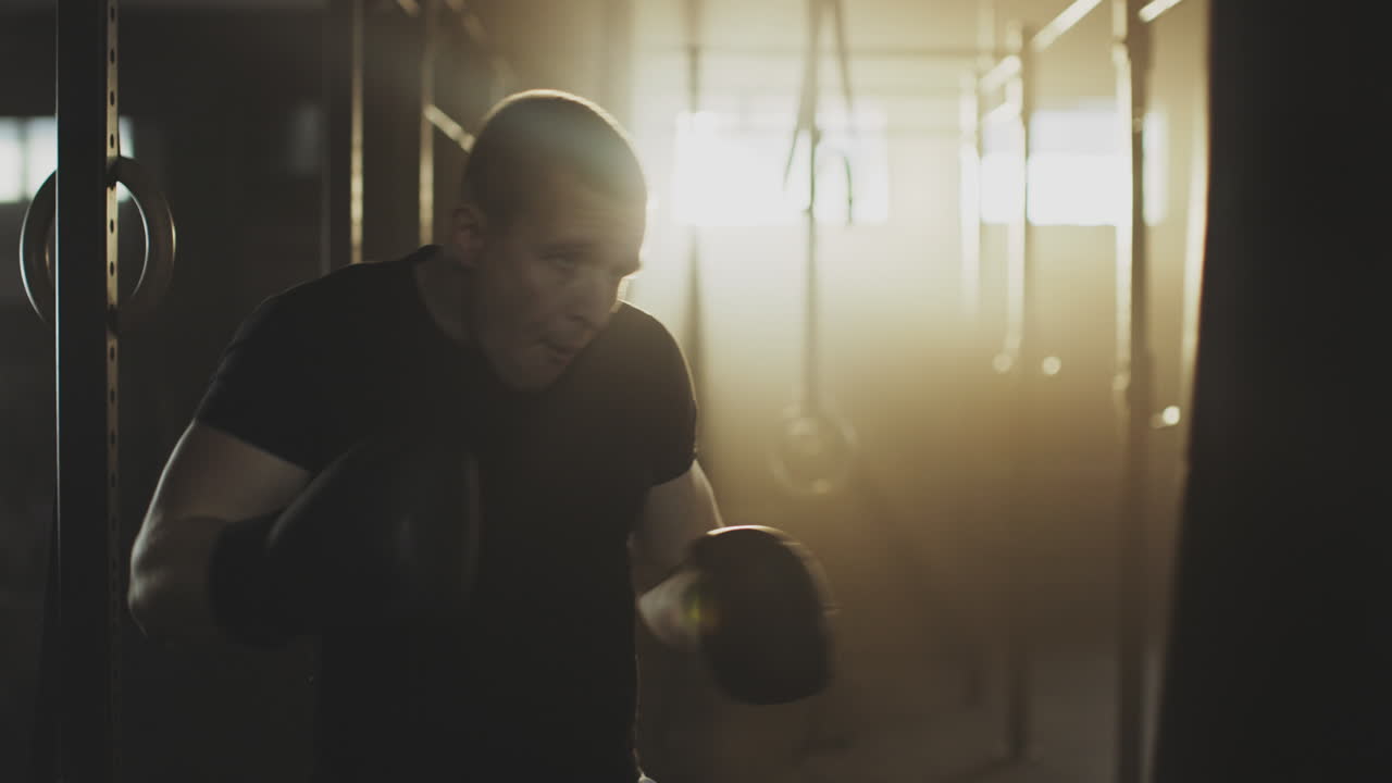 체육관에서 남자 권투 훈련