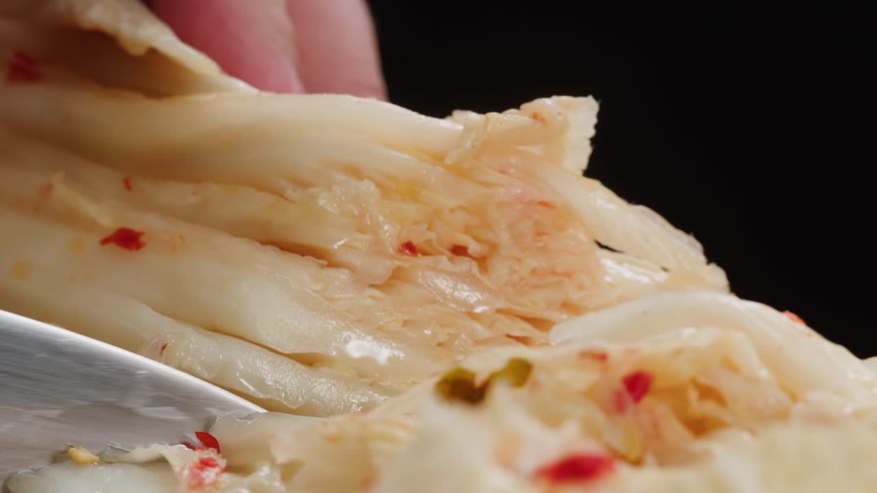 primer plano de la textura fermentado repollo picante kimchi con en lata. preservación de verduras en frascos de vidrio. fermentación conservado repollo kimchi con especias macro. cocina asiática. imágenes de alta calidad 4k