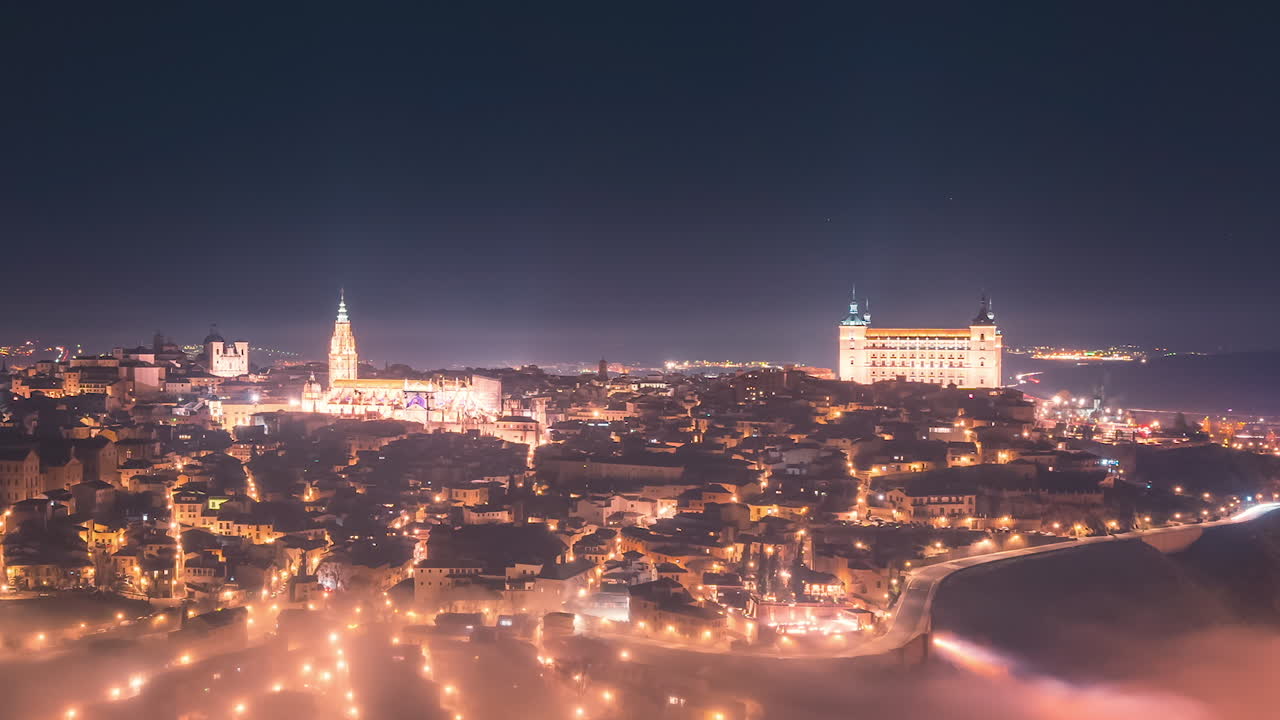 밤에 낮은 구름 안개와 함께 밤 시간 동안 톨레도 제국 도시의 세부 시간 경과를 닫습니다