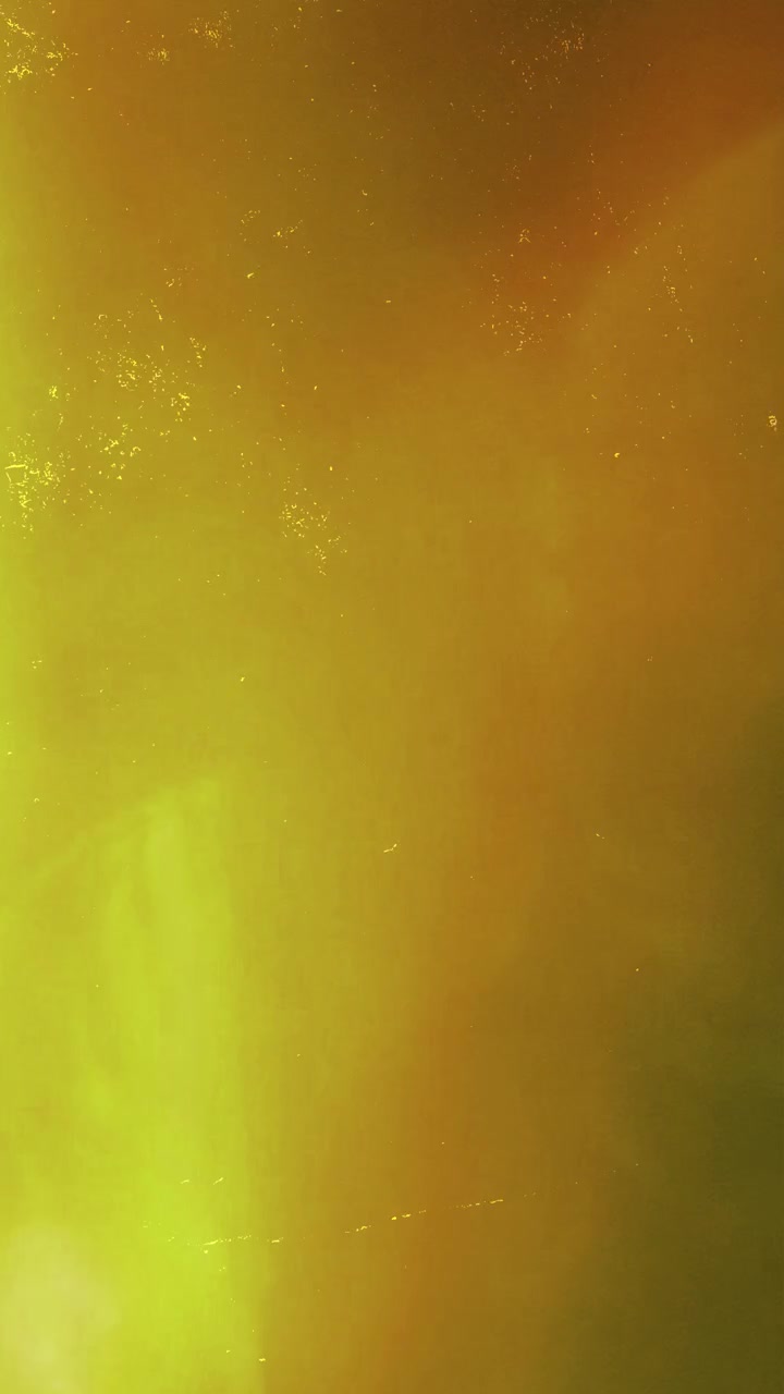 Fugas de luz abstractas y transiciones de color sobre fondo oscuro.