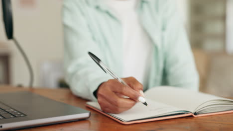 presentador de radio escribiendo en un cuaderno para la transmisión