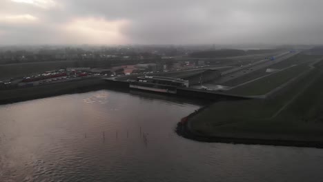 Río-Noord-Con-Autopista-A15-Junto-A-Estaciones-De-Recogida-De-Residuos-En-Hendrik-ido-ambacht-En-Un-Día-Sombrío