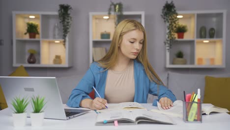 estudiante mirando a la cámara con un gesto positivo y positivo.