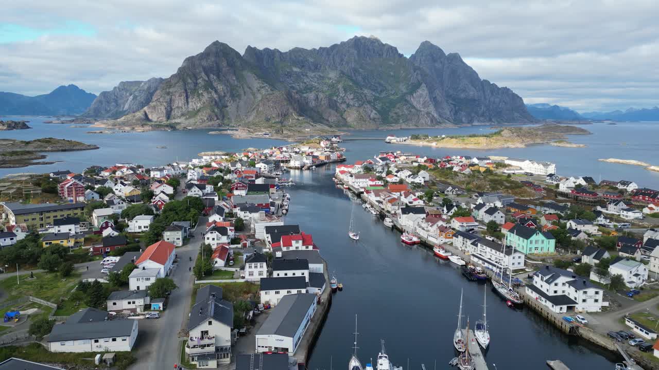 노르웨이 의 로포텐 섬 에 있는 헨닝스바어 마을 - 항공 사진