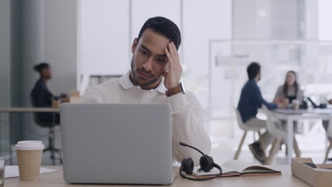 hombre de negocios estresado lidiando con un problema de trabajo