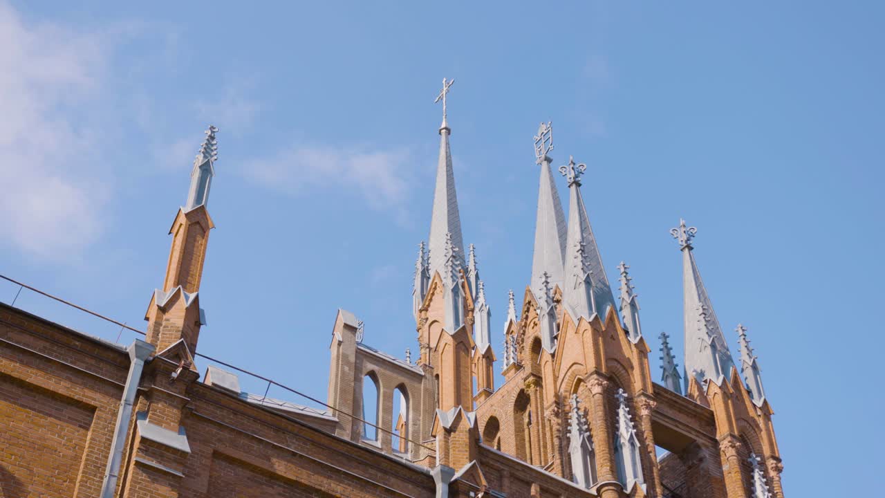 은 하늘을 배경으로 장식된 교회 탑