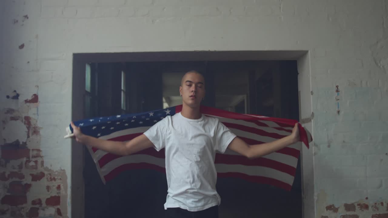 joven de moda en un almacén abandonado