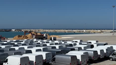 camionetas modernas equipadas listas para ser cargadas en el muelle del puerto de punta penna en italia industria automotriz