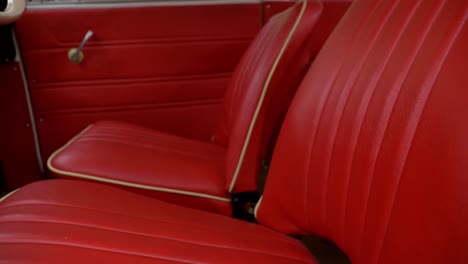 esta es una toma de 4k a 60 fps de los asientos de cuero rojo del trabant 600