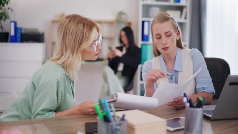 Freunde-Arbeiten-Zusammen-Am-Schreibtisch-Im-Büro