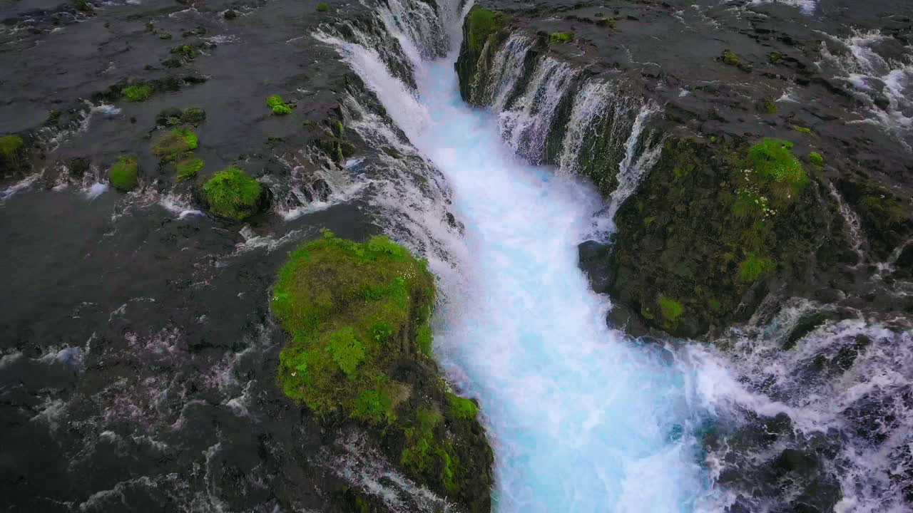 vista aérea desde un avión no tripulado de la cascada de bruarfoss en brekkuskogur, islandia.