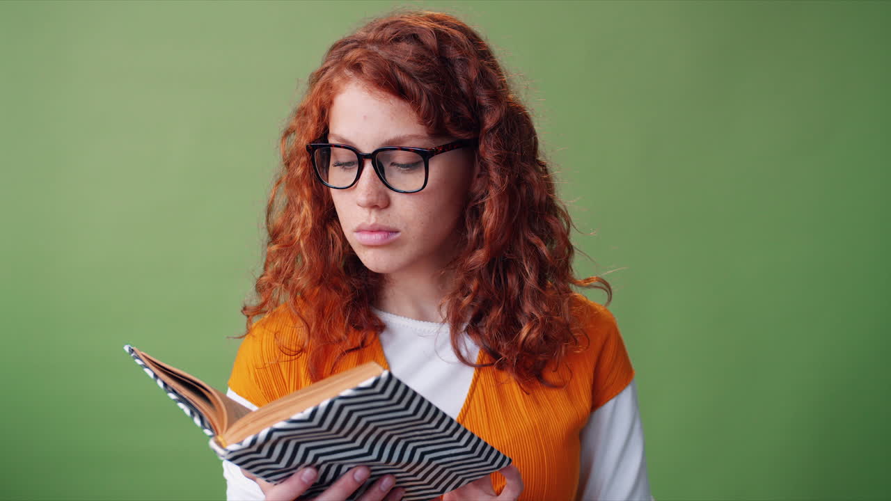 Jonge vrouw die een boek leest