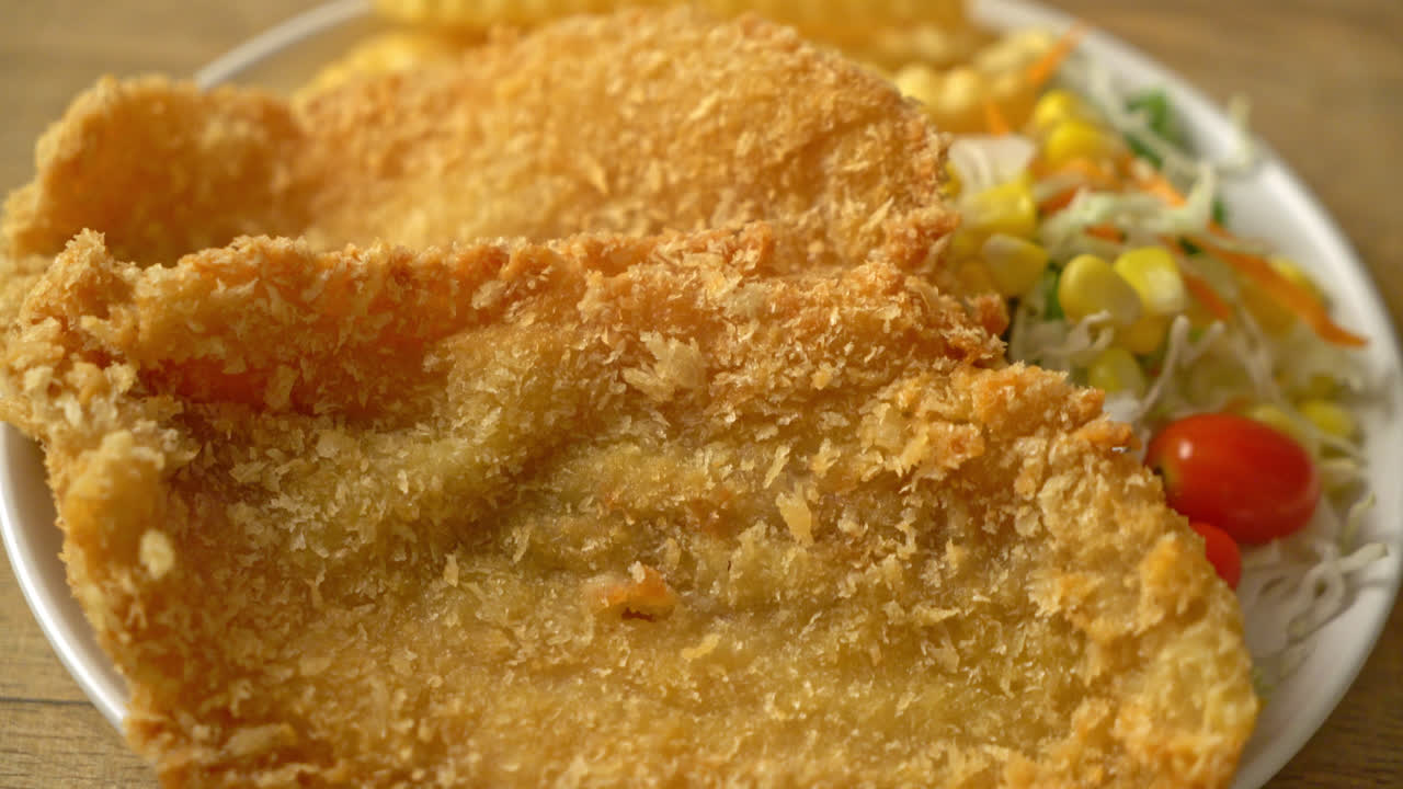 튀긴 생선 필레와 감자칩, 미니 샐러드