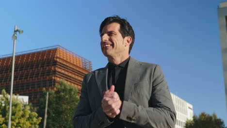 hombre de negocios sonriente caminando por la calle urbana. gerente yendo a trabajar en la calle