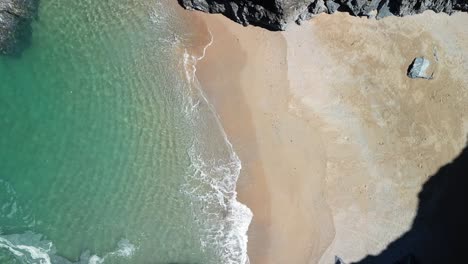 Hermosa-Cala-De-Playa-Con-Aguas-Tranquilas-En-Cámara-Lenta,-Drone-Aéreo-Ascendente-En-Cornualles,-Reino-Unido